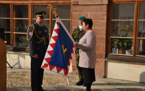 Starostka obce Chocerady Eva Bubnová předává kopii bojového praporu Orlík plukovníku gšt. Pavlu Vobůrkovi