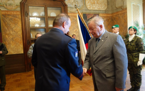 Generálmajor Jan Kaše předává Medaili generála Stanislava Čečka panu Peteru Rusnákovi