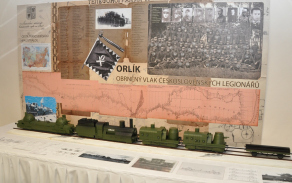 Model Orlíku a informační panel s hromadnou fotkou legionářů