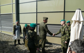 ngs_se_pozdravil_se_vsemi_vojaky.jpg